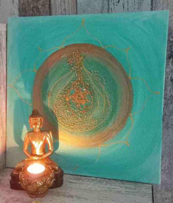 Frequenzbild in Türkis mit einer beleuchteten kleinen Buddha-Statue davor.