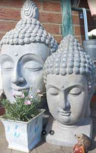 Buddhafiguren im Eingangsbereich